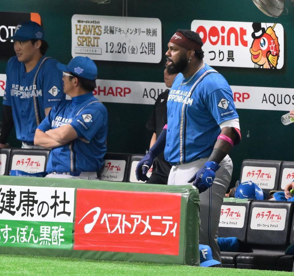 　６回、ハーフスイングを取られて三振を喫し、ベンチでも声を荒らげるレイエス（撮影・伊藤笙子）