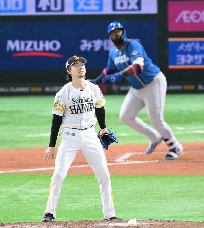 　４回、レイエス（奥）に左越えソロを浴びた上沢（撮影・伊藤笙子）