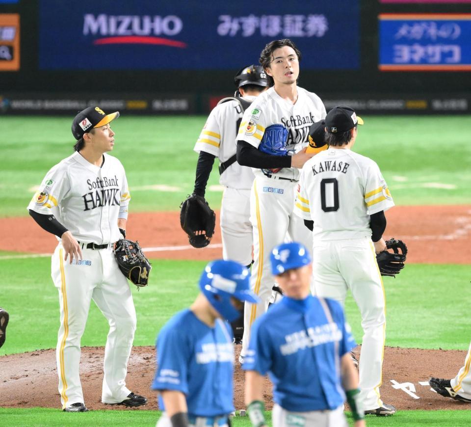 　４回、ピンチを背負い、ナインに声をかけられる上沢（中央）＝撮影・伊藤笙子