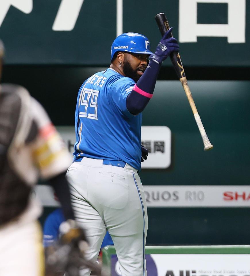 　６回、球審の三振判定に苛立ちを見せるレイエス（撮影・中島達哉）