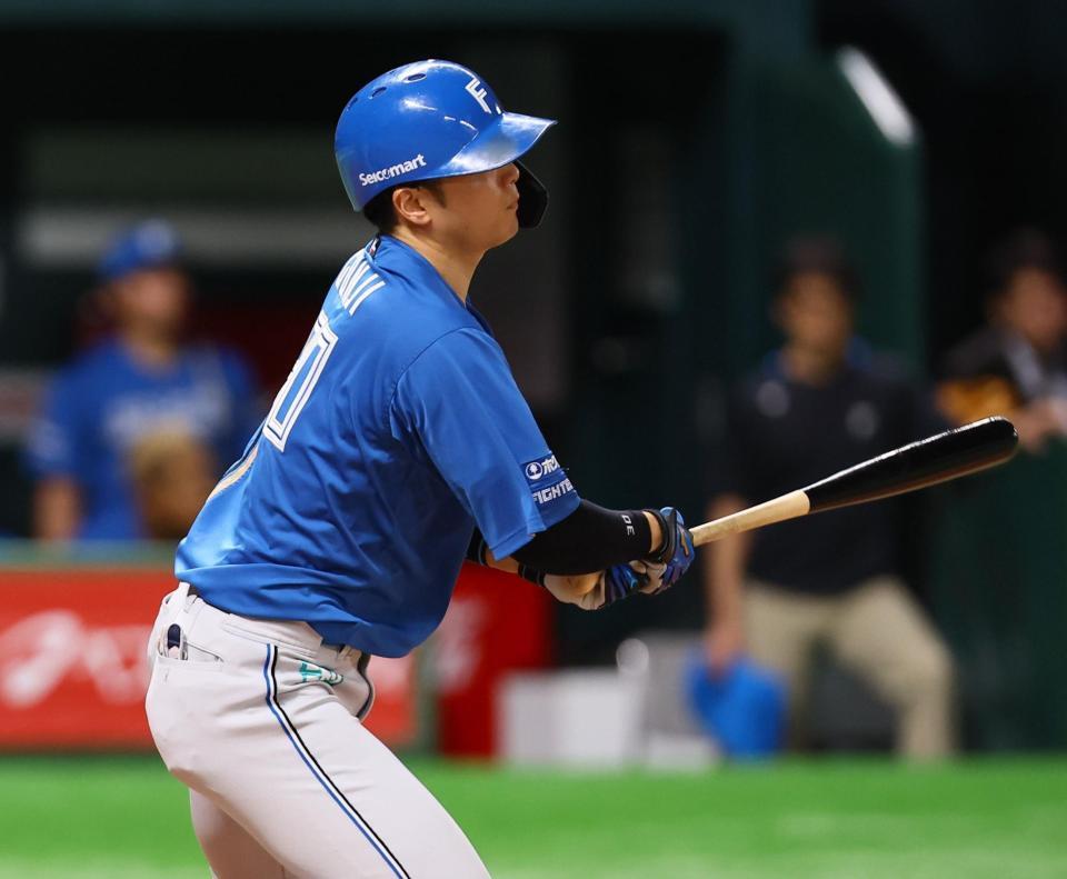 　７回、走者一掃の適時二塁打を放つ郡司（撮影・中島達哉）