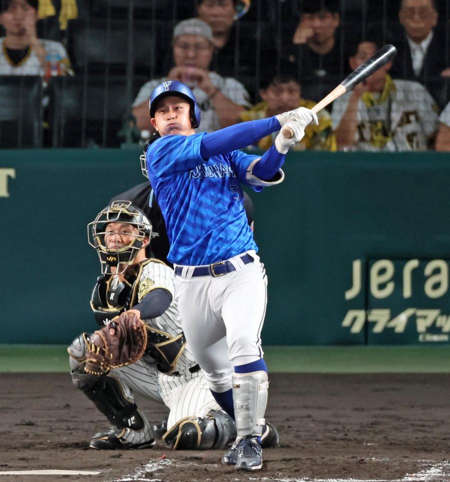 　８回、中前打を放つ代打・松尾（撮影・立川洋一郎）