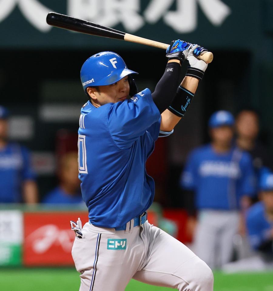 　１回、先制となる右犠飛を放つ郡司（撮影・中島達哉）