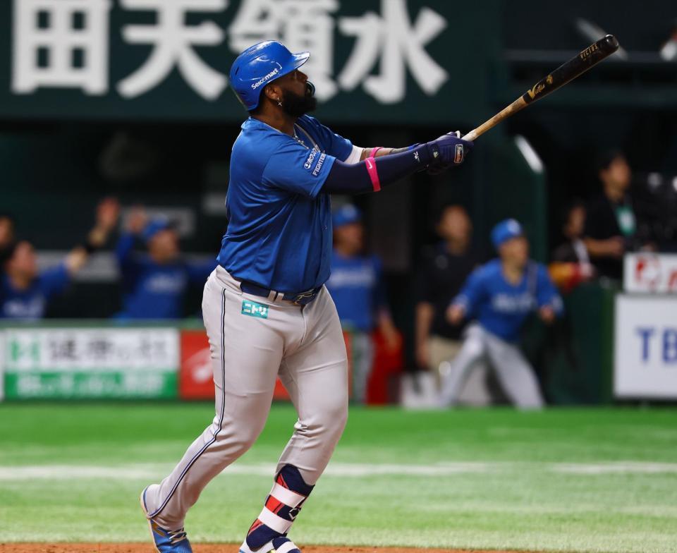 　４回、ソロを放つレイエス（撮影・中島達哉）