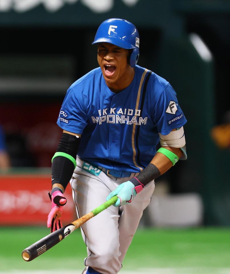 　６回、右飛に倒れ、声を出す万波（撮影・中島達哉）