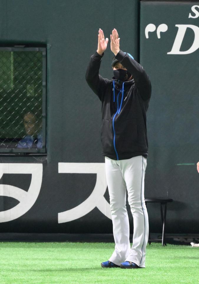 　７回、３点適時二塁打を放った郡司に拍手を送る新庄監督（撮影・伊藤笙子）