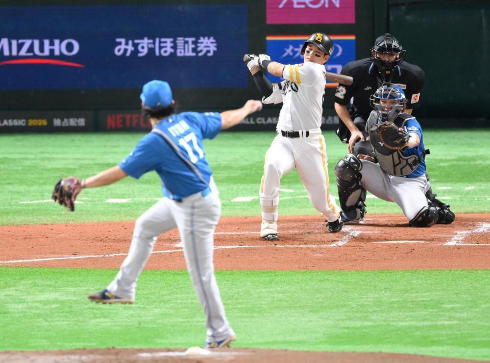 　１回、伊藤（手前）の前に空振り三振に倒れる栗原（撮影・伊藤笙子）