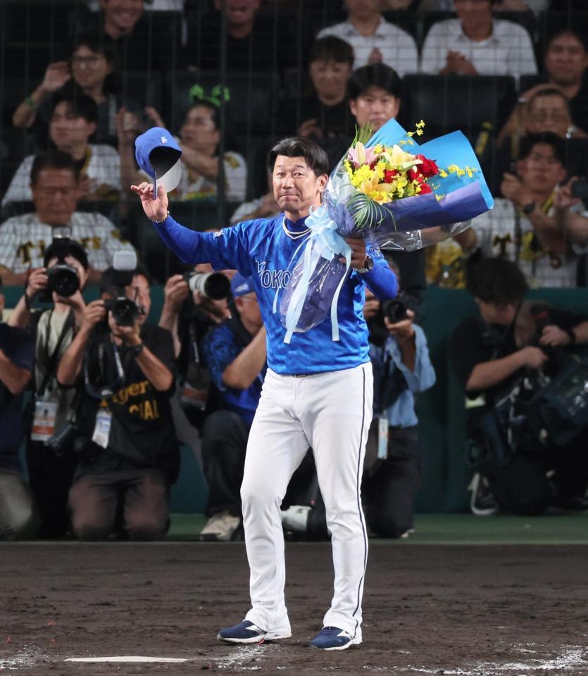 　花束を受け取り場内のファンに手を振る三浦監督（撮影・立川洋一郎）