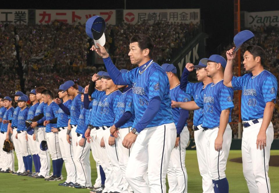 　阪神に敗れ、スタンドのファンにあいさつする三浦監督（中央）ら（撮影・北村雅宏）
