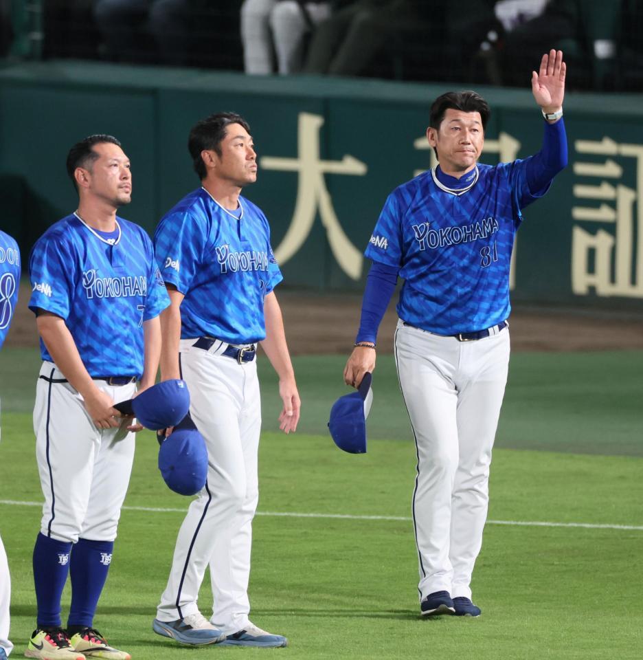 　ＣＳ敗退が決まりファンに手を振る三浦監督。中央は相川コーチ（撮影・立川洋一郎）