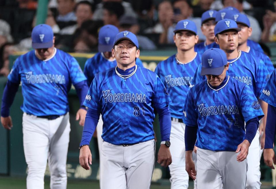 　最後の指揮を執り終え、スタンドへあいさつに出る三浦監督（撮影・田中太一）