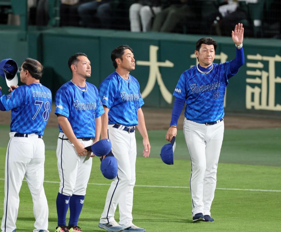 　ＣＳ敗退が決まりスタンドのファンにあいさつする三浦監督（右）ら（撮影・立川洋一郎）