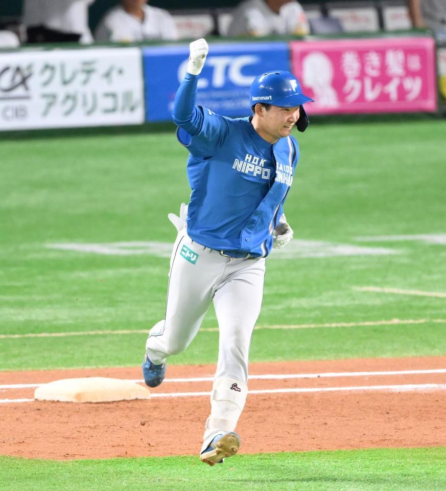 　７回、左越えソロを放ち、ガッツポーズの山県（撮影・伊藤笙子）