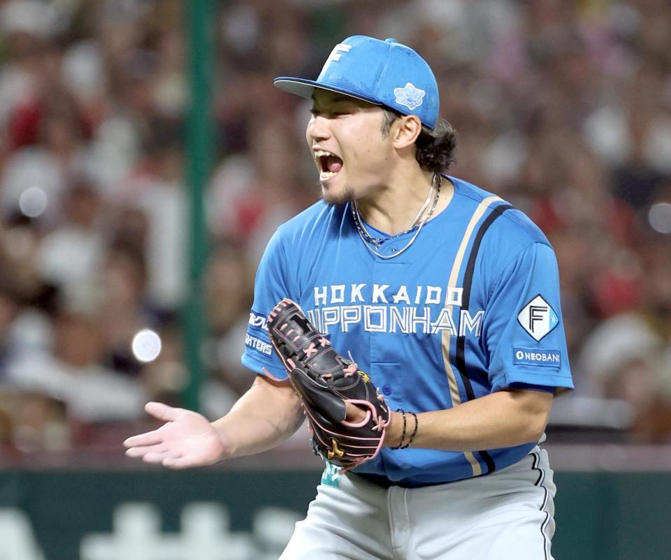 　４回、野村を空振り三振に仕留め、ほえる伊藤