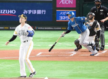 　１回、上沢（手前）から先制犠飛を放つ郡司（撮影・伊藤笙子）