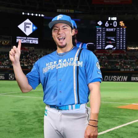 　１勝目の「１」のポーズをとる伊藤