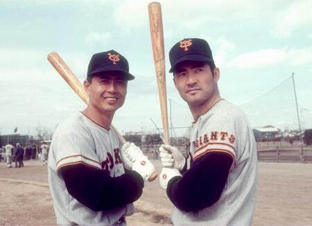 　ポーズを決める王貞治氏（左）と長嶋茂雄さん＝１９７１年