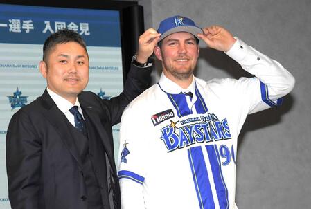 　バウアー（右）獲得などに尽力した萩原龍大チーム統括本部長