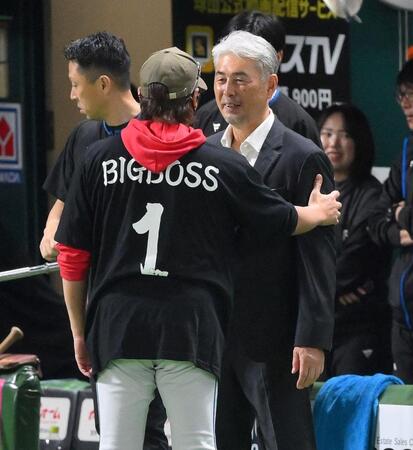 日本ハム・新庄監督　前ロッテ監督の吉井理人氏となごやか談笑
