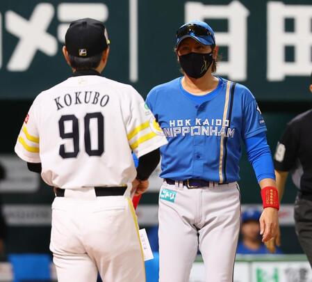 　メンバー表交換に向かう新庄監督（右）と小久保監督（撮影・中島達哉）