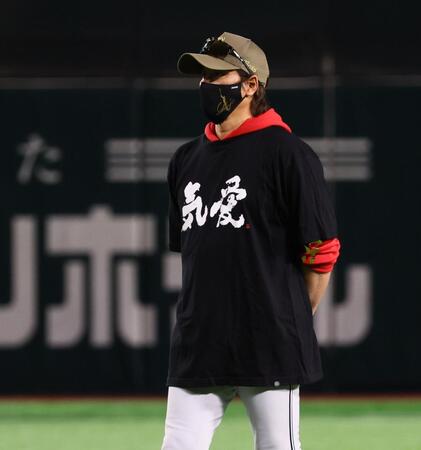 　練習を見守る新庄監督（撮影・中島達哉）