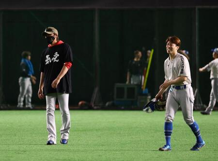 　試合前、五十幡（右）に声をかける新庄監督（撮影・中島達哉）