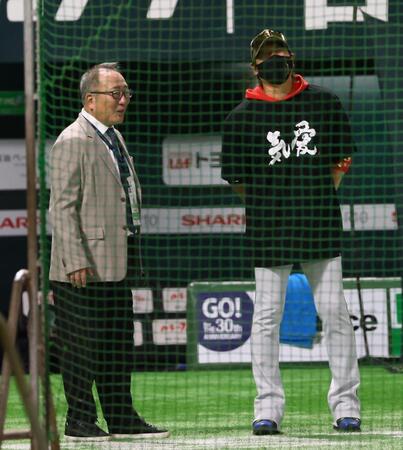 　試合前、高木豊氏（左）と談笑する新庄監督（撮影・中島達哉）