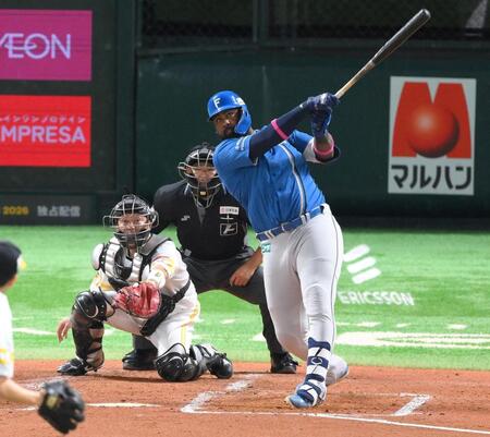 【写真】勝ち越し２ランの日本ハム・レイエス　ドヤ顔で自軍ベンチ見つめ芸術的なバットフリップ