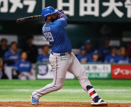 　３回、勝ち越し２ランを放つレイエス（撮影・中島達哉）