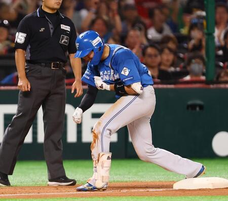 　３回、同点適時三塁打を放ち、雄たけびを上げる山県（撮影・中島達哉）