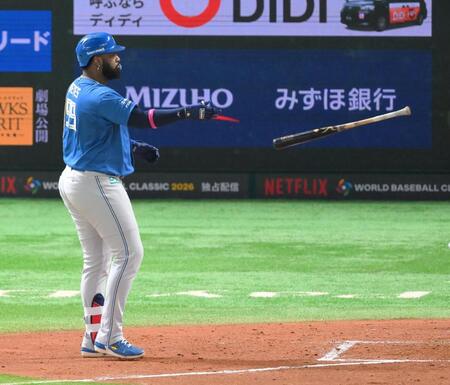 　３回、左中間へ逆転２ランを放ち、バットを放るレイエス（撮影・伊藤笙子）