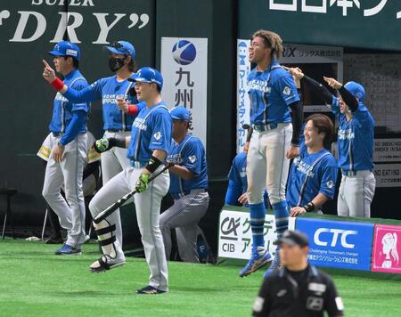 　３回、レイエスの逆転２ランにベンチを飛び出し喜ぶ新庄監督（左から２人目）ら日本ハムナイン（撮影・伊藤笙子）