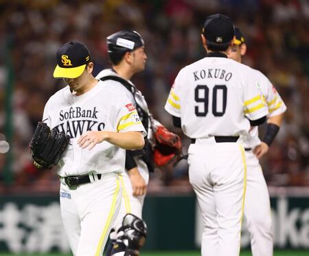 　３回途中で降板する大関（左）＝撮影・中島達哉