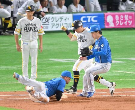 　３回、一ゴロに倒れた中村（中央）＝撮影・伊藤笙子