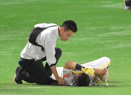 　３回、一ゴロに倒れた際に審判と交錯し、倒れ込む中村（撮影・伊藤笙子）