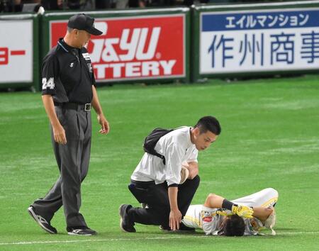 　３回、一ゴロに倒れた際に審判と交錯し、倒れ込む中村（右）＝撮影・伊藤笙子