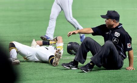 　３回、一ゴロを放ち、一塁塁審と激突して倒れ込む中村（左）