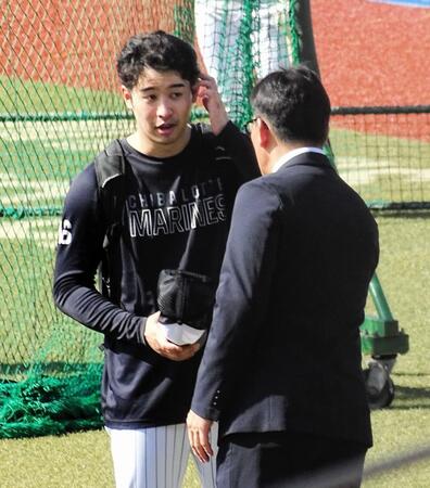 　ロッテの秋季練習を視察した侍ジャパン・井端監督（右）にあいさつする種市