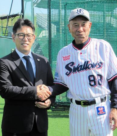 　ヤクルト・池山新監督（右）とあいさつに訪れた侍ジャパン・井端監督
