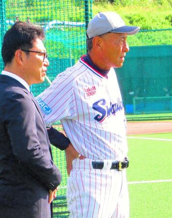 　池山新監督（右）とあいさつに訪れた侍ジャパン・井端監督
