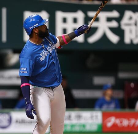 　７回、２ランを放ち、打球を見つめるレイエス（撮影・中島達哉）