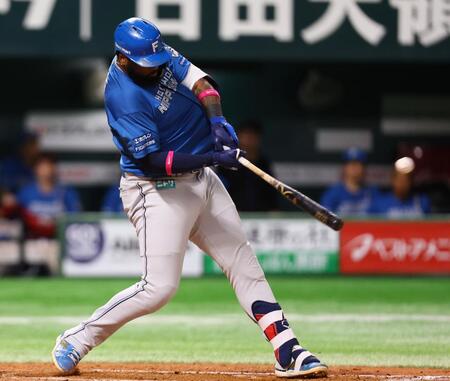 　７回、２ランを放つレイエス（撮影・中島達哉）