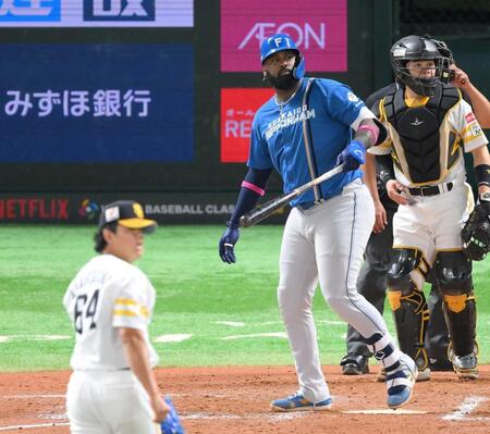 　７回、上茶谷（手前）からこの日２本目となる左越え２ランを放ち、打球を見つめるレイエス（撮影・伊藤笙子）