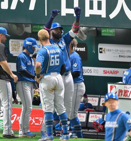 【写真】ベンチもお祭り騒ぎ！新庄監督は人差し指を突き上げてガッツポーズ！