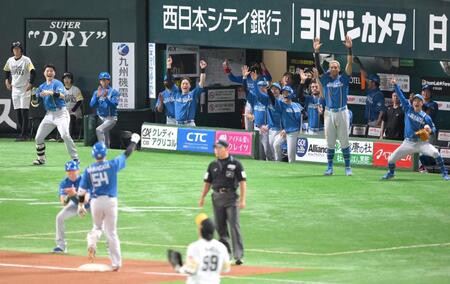 　３回、山県（５４）の同点適時三塁打に沸く日本ハムベンチ（撮影・伊藤笙子）