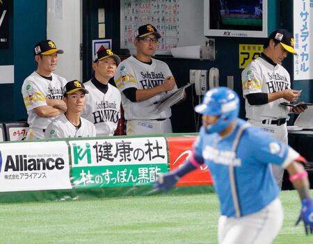 　３回、レイエス（手前）に２ランを浴び沈黙する小久保監督（左から３人目）ら