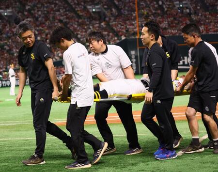 　３回、審判と衝突し担架で運ばれる中村（撮影・中島達哉）