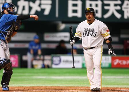 　８回、空振り三振を喫し、ベンチに戻る山川（右）＝撮影・中島達哉