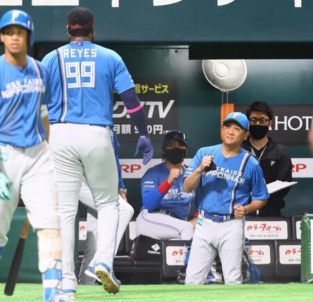 　４回、清宮幸の適時打で生還したレイエス（９９）を迎え、拳を握る新庄監督（中央）＝撮影・中島達哉