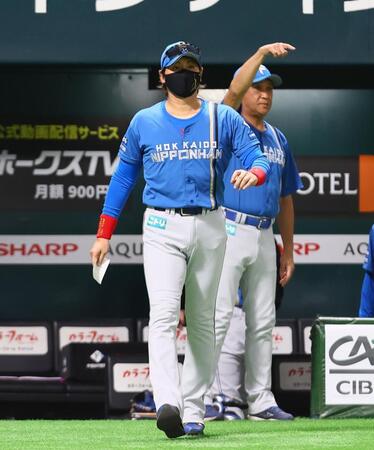 　４回、選手交代を告げる新庄監督（左）＝撮影・中島達哉